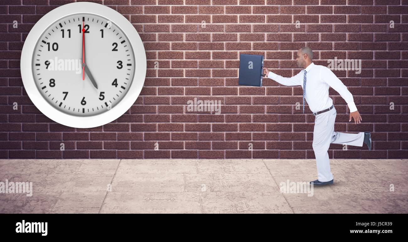Digitalen Verbund aus Geschäftsmann mit Aktenkoffer spät dran mit Uhr an der Wand montiert Stockfoto