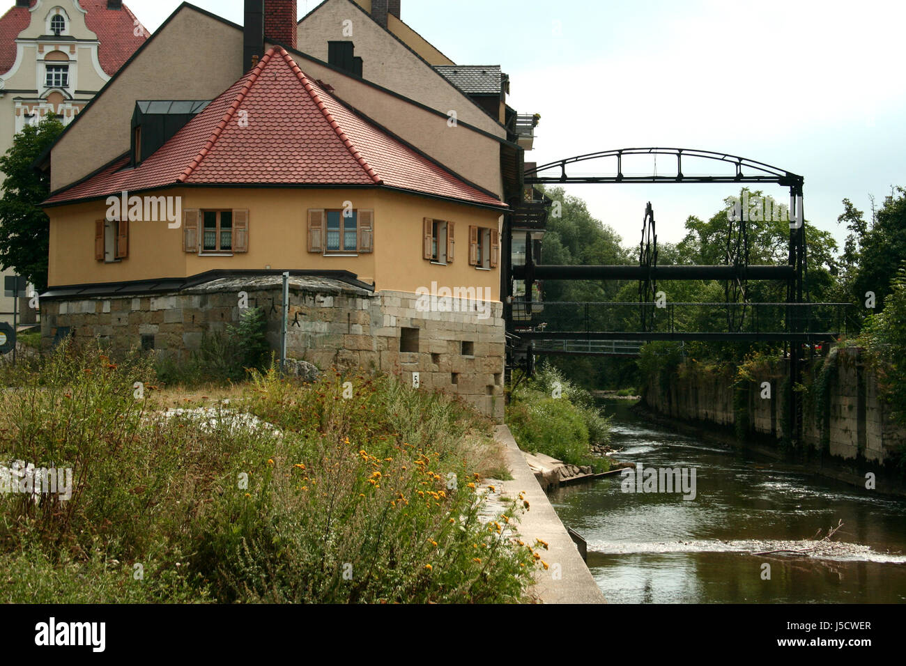 historische Mühle Wasserrad Waterpower Regensburg Wehr Sägewerk Donauwasser Stockfoto