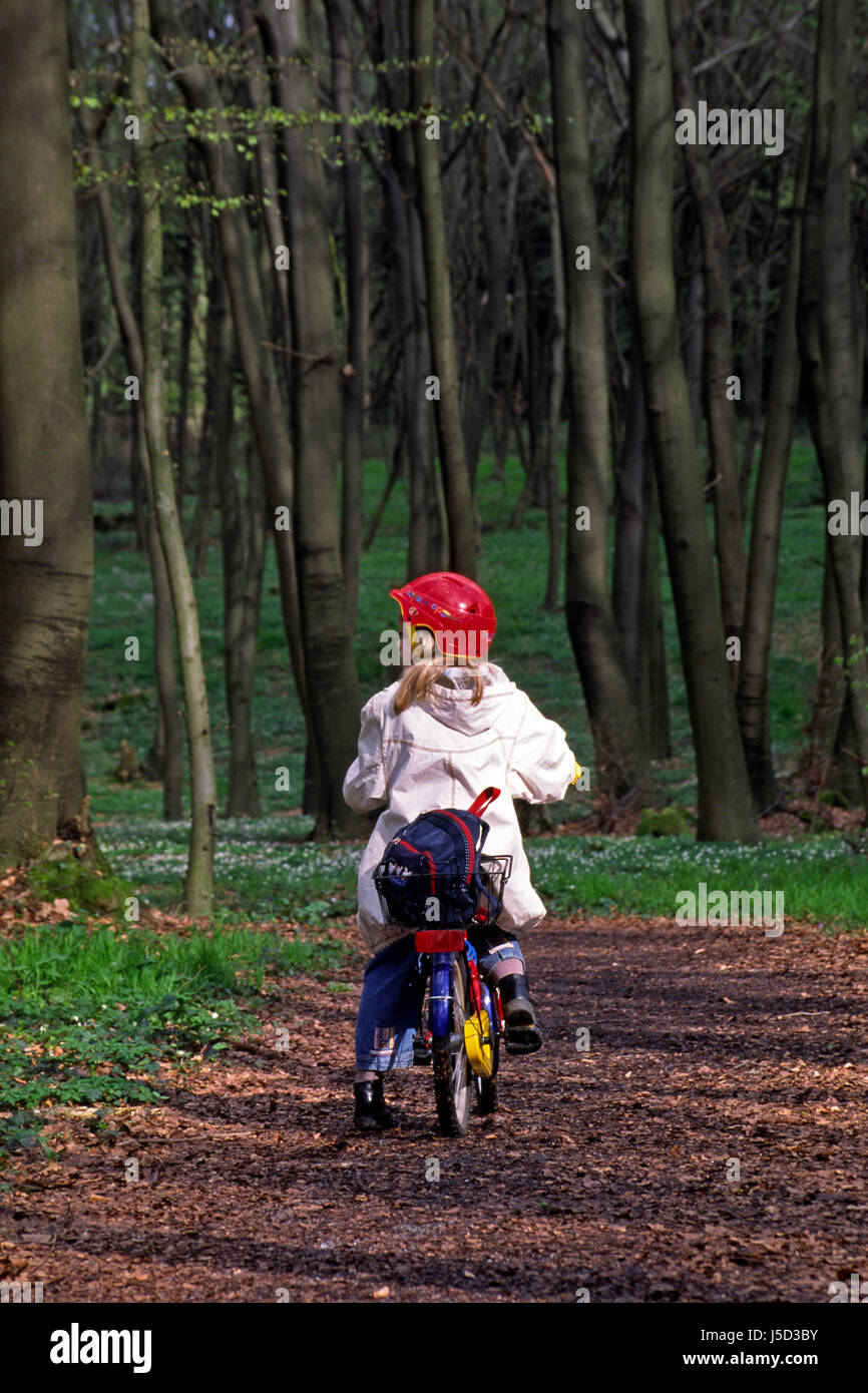 Laufwerk Baum Bäume auf dem Weg-Helm ferries Fahrrad Fahrrad Zyklus Kind roten Wald Stockfoto