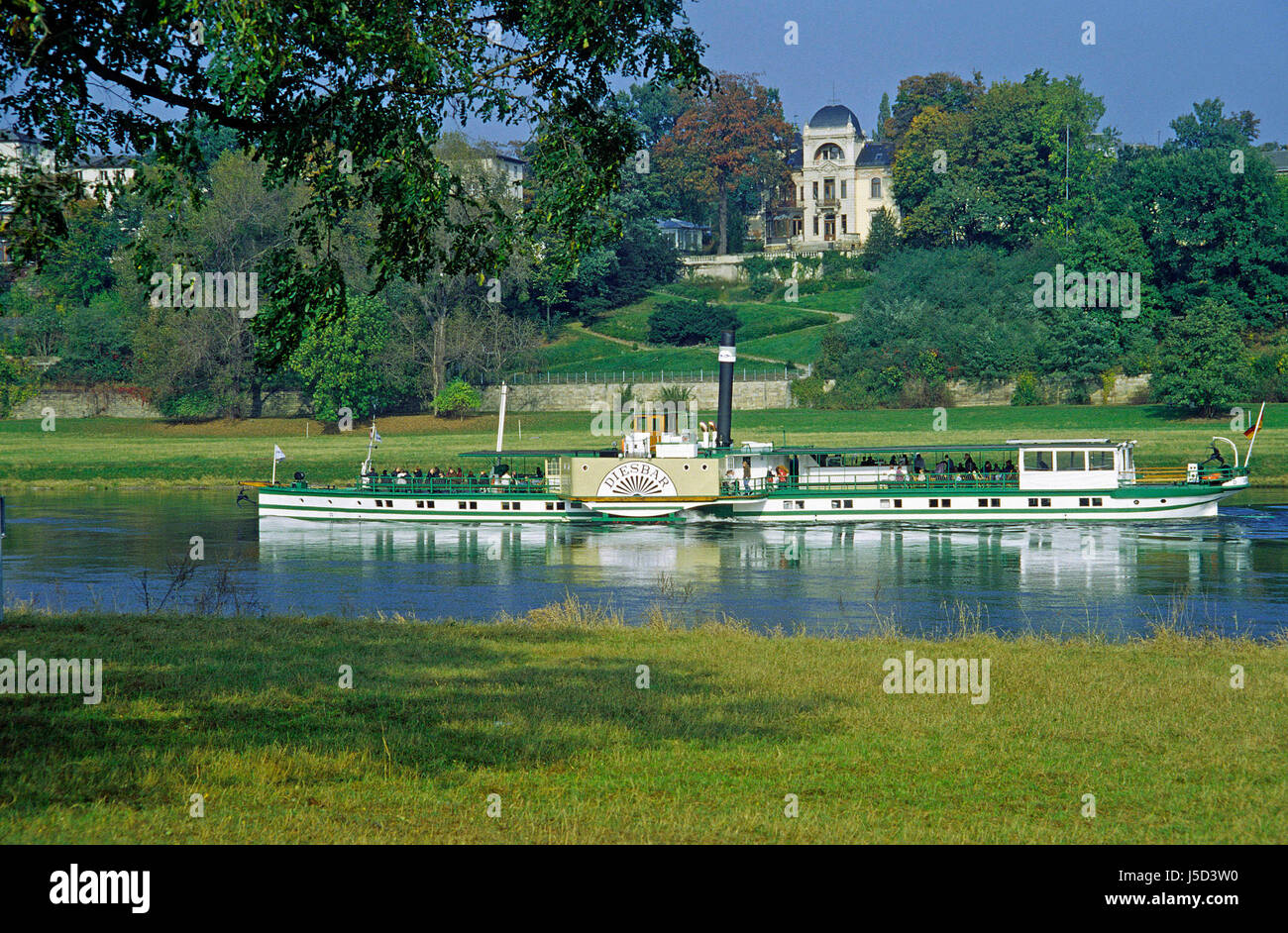 Schiff der sächsischen Dampfschiffahrtsgesellschaft an der elbe Stockfoto