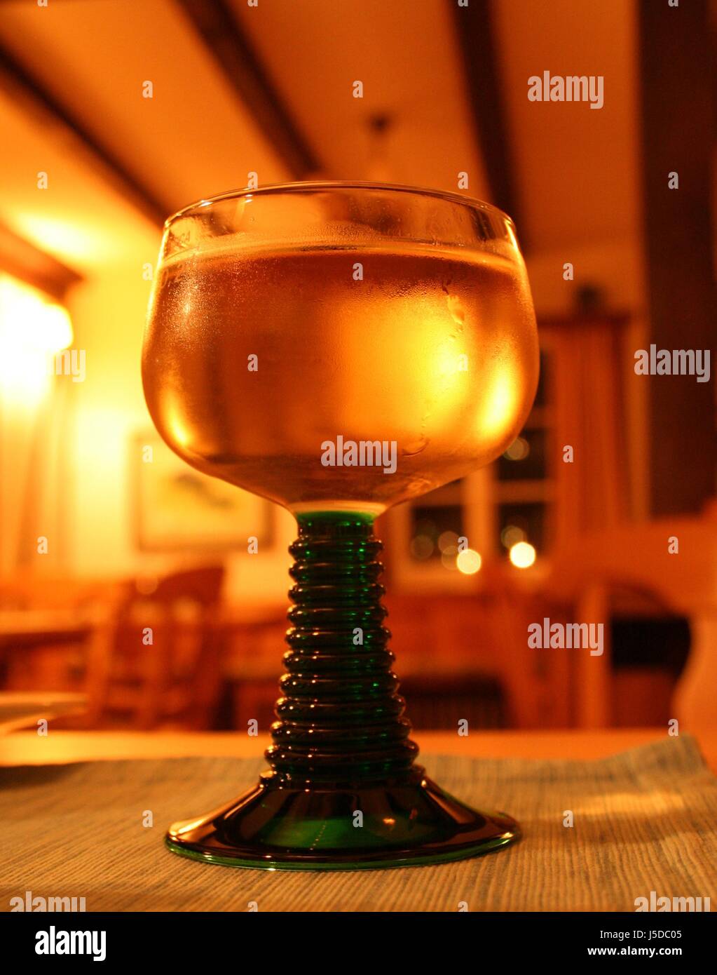 Speisesaal, gemütliche Rheinwein Alkohol golden zu erleichtern einfache Ruhe, entspannen Stockfoto
