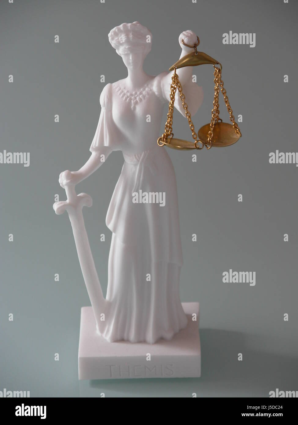 Frau Kunst Statue Skulptur Waage Gerechtigkeit Gerichtsbarkeit Gesetz Piktogramm symbol Stockfoto