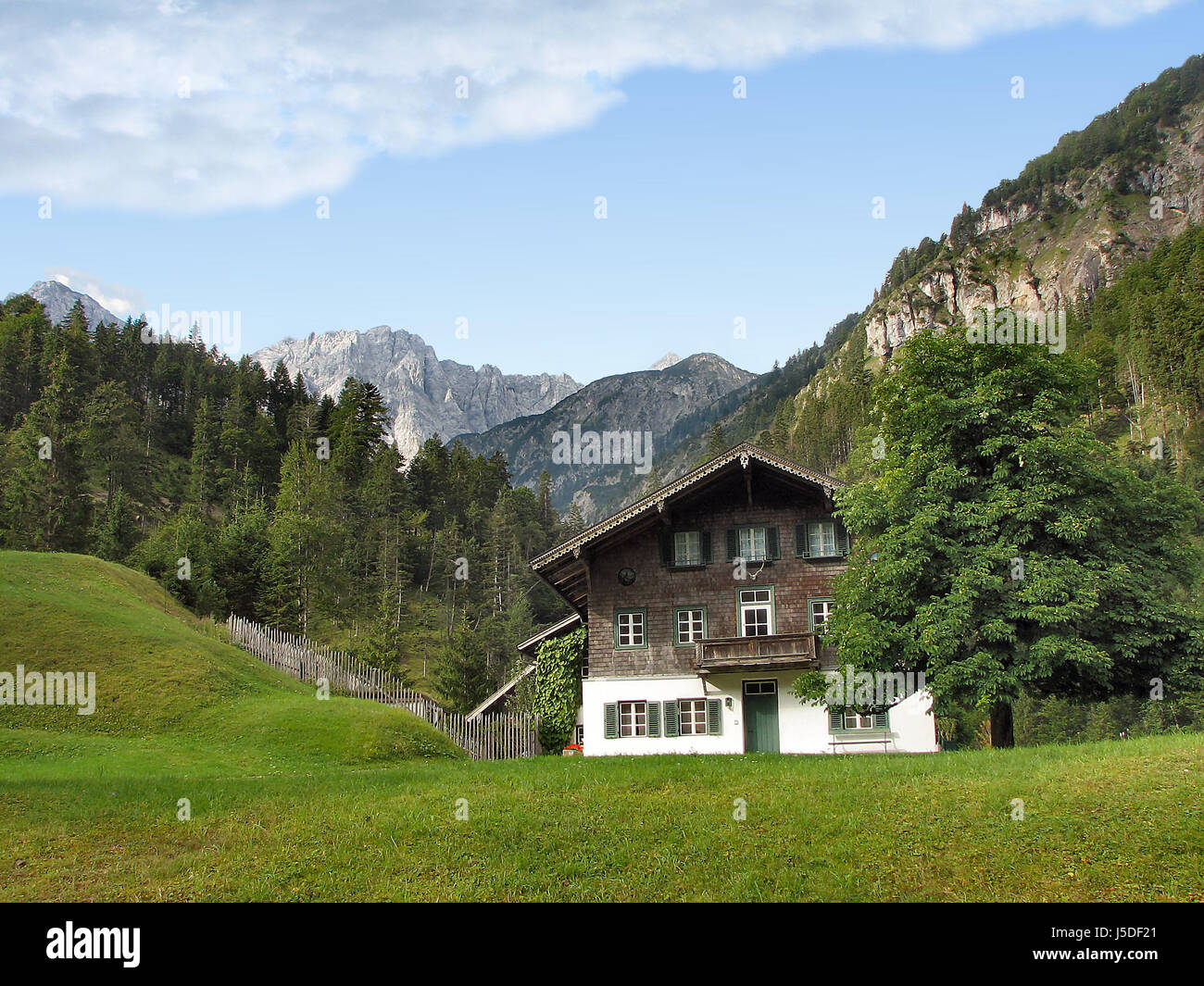 idyllischen Hügel sommergrüne Baum Alpen Österreicher Zaun idyllischen Bauernhaus Stockfoto