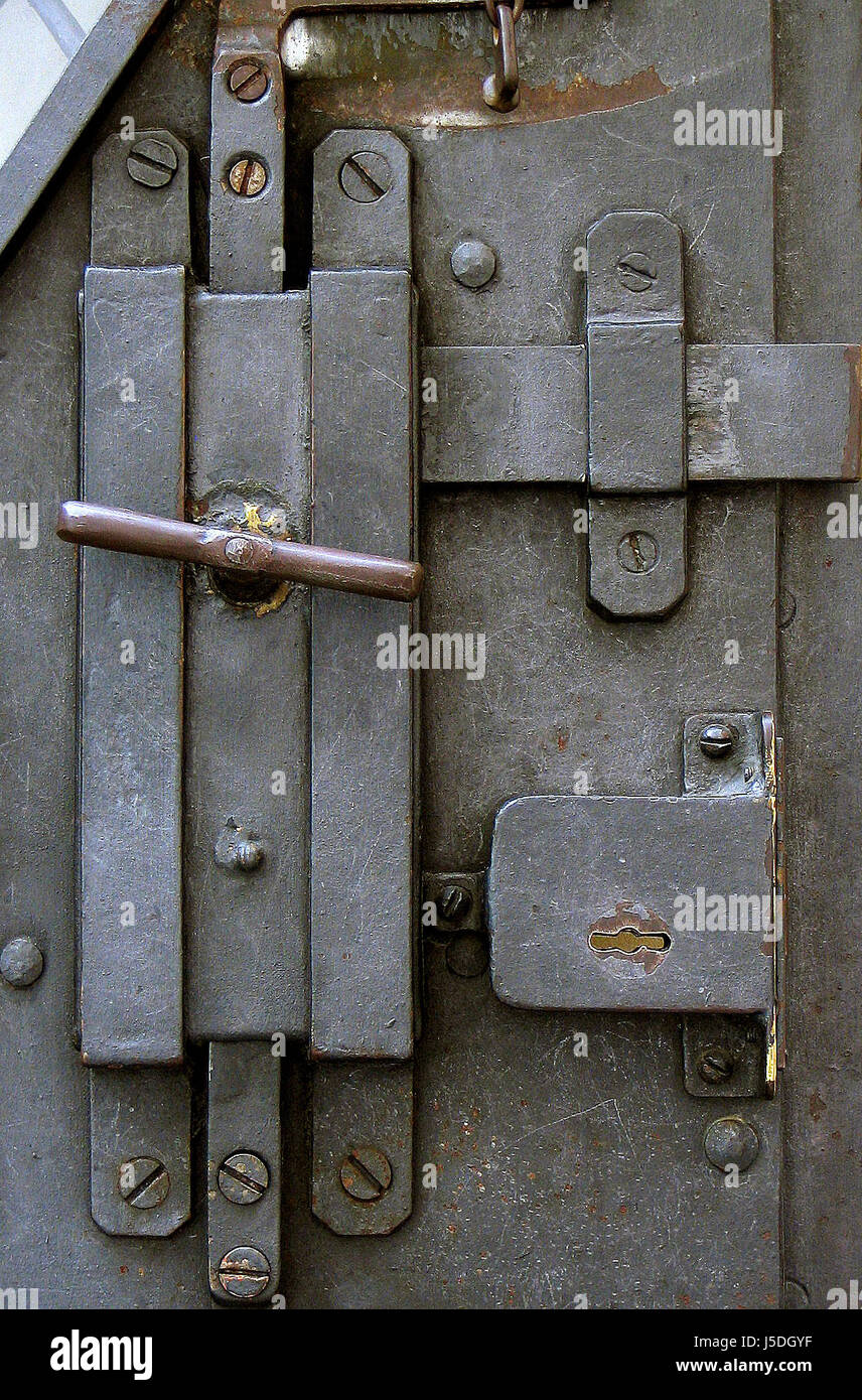 Tür, Schraube, Schrauben, Bolzen, Schlüsselloch, geschraubt, Trschlo,  Klinke Stockfotografie - Alamy