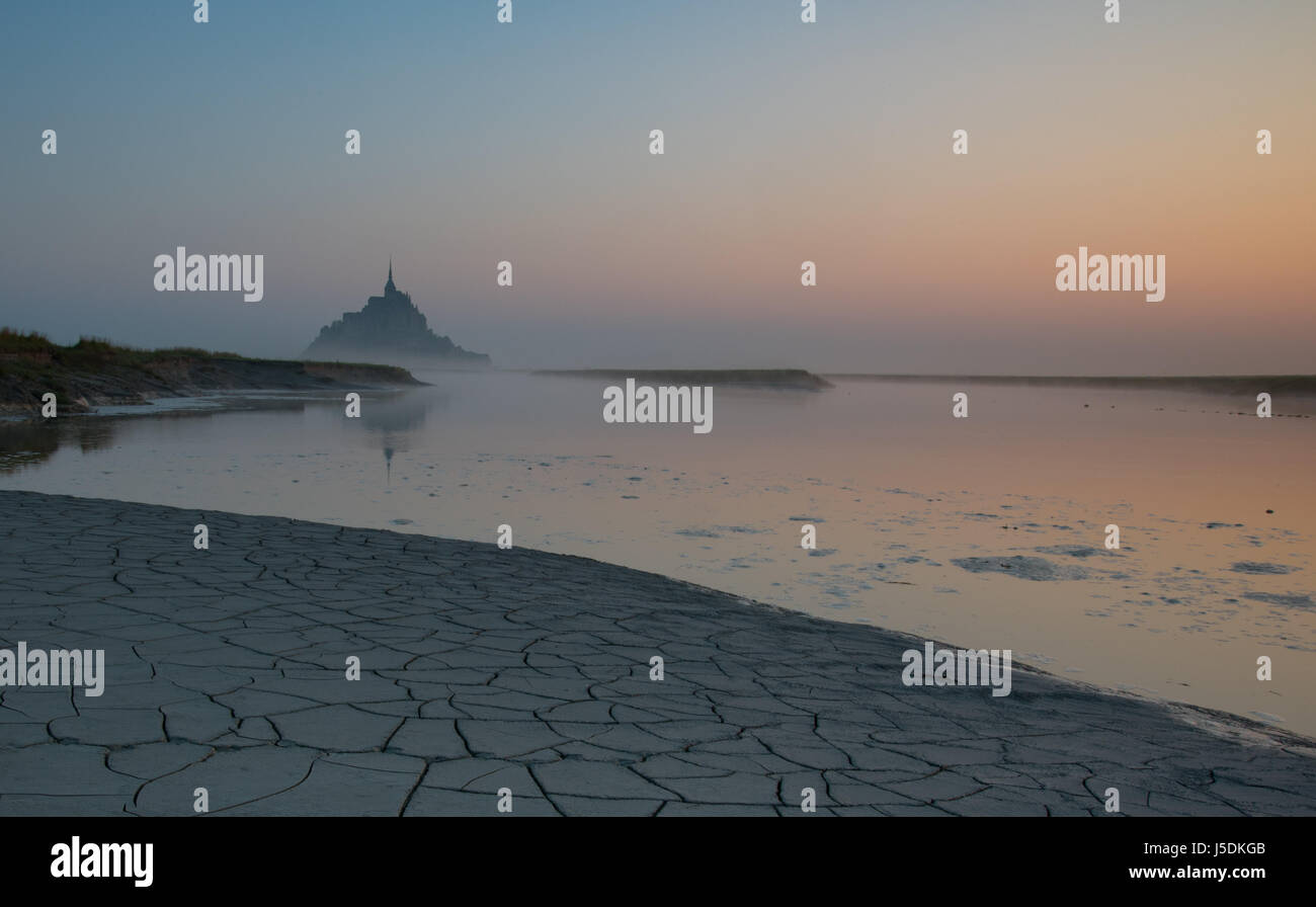 Mont Saint Michel Sonnenaufgang Dawn Couesnon Fluss landschaftlich Seelandschaft Abtei atmosphärischen düsteren sich windender Fluss Bucht von Mont St. Michel Stockfoto