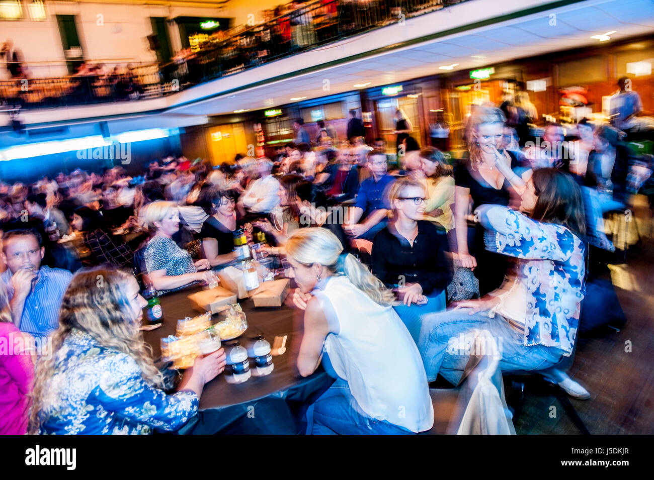 Bookslam literarischen Abend in York Hall, Bethnal Green, London. Die Nacht hatte ein Boxen-Thema, wie Autoren den Ring nahm, um ihre Messwerte in diesem legendären Boxen Veranstaltungsort im Herzen von East London zu liefern. 12. August 2014 Stockfoto