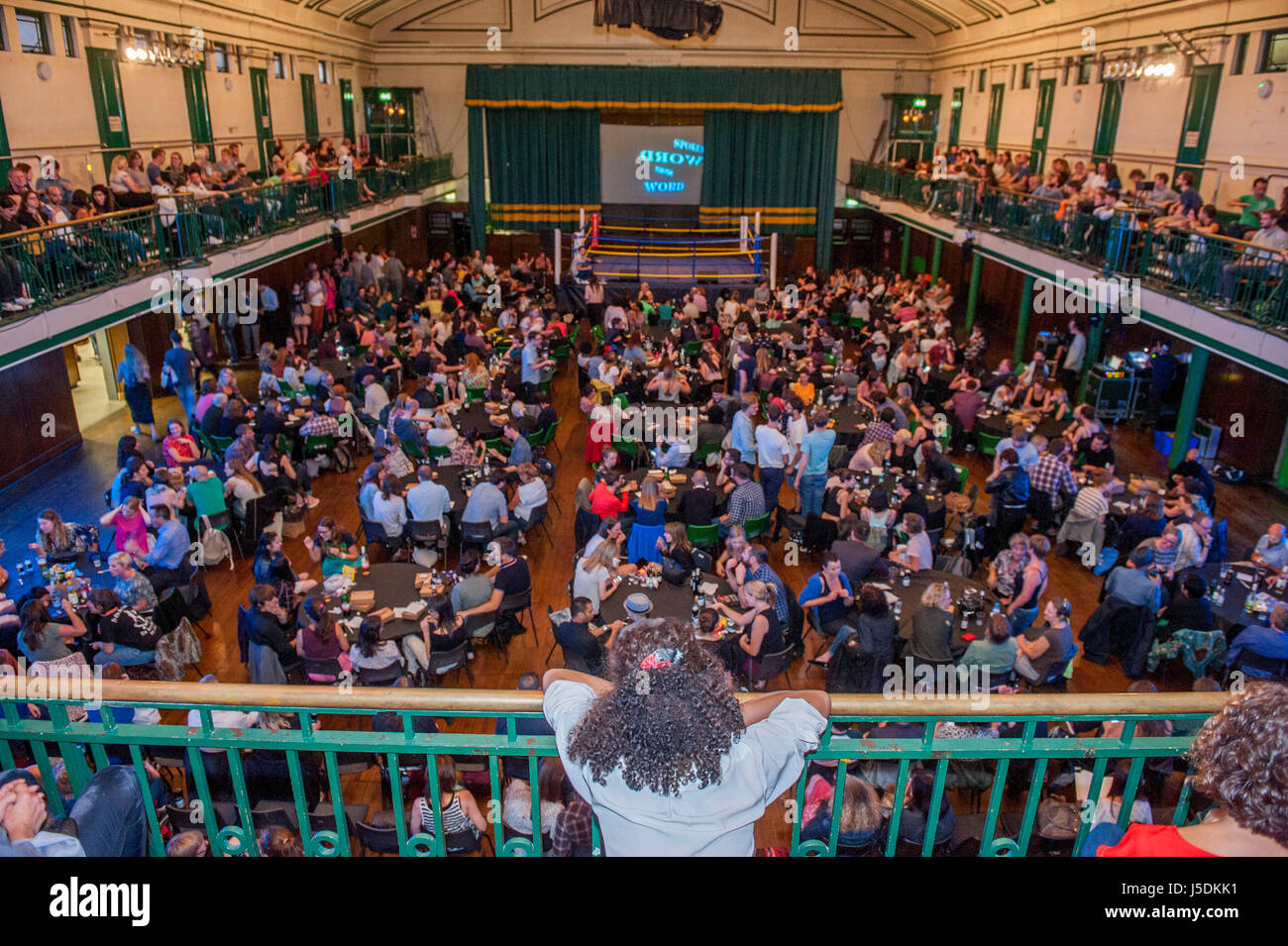 Bookslam literarischen Abend in York Hall, Bethnal Green, London. Die Nacht hatte ein Boxen-Thema, wie Autoren den Ring nahm, um ihre Messwerte in diesem legendären Boxen Veranstaltungsort im Herzen von East London zu liefern. 12. August 2014 Stockfoto
