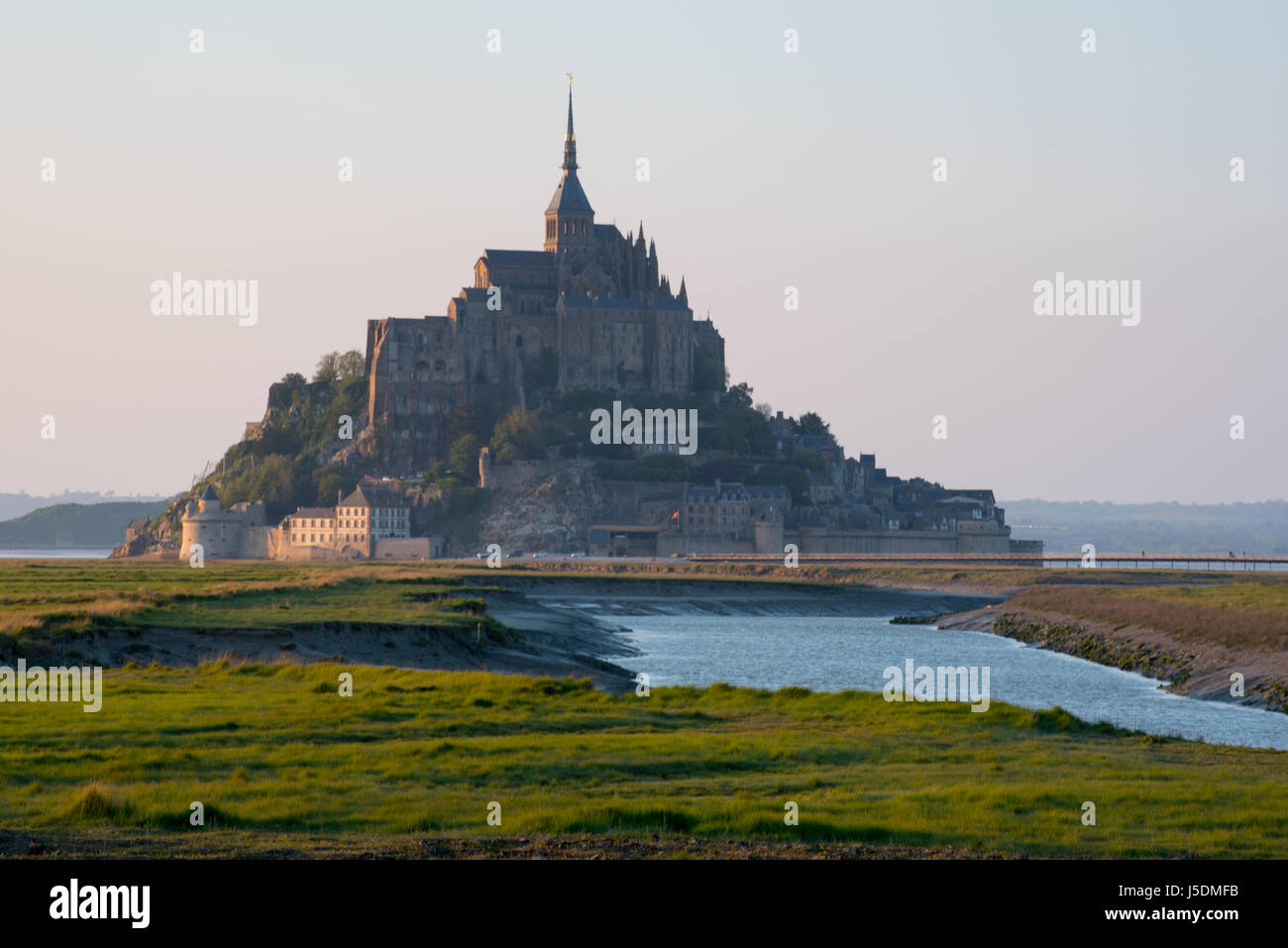 Mont Saint Michel Aufnahmen von hydraulischen Damms über Flusses Couesnon Mont St Michel Stockfoto