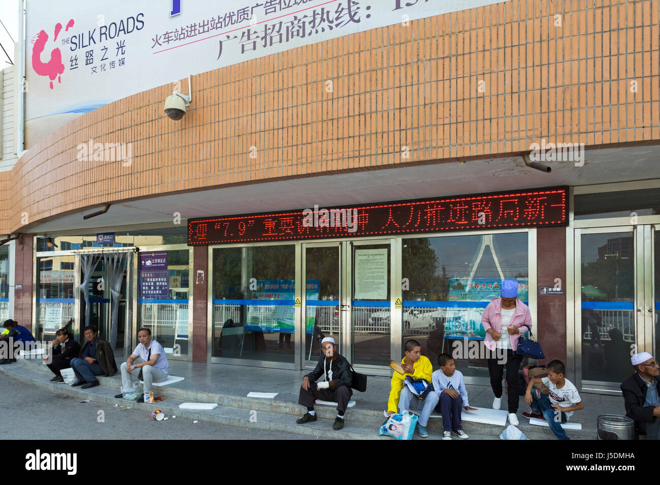 Passagiere am Busbahnhof, Guyuan, Ningxia, China Stockfoto