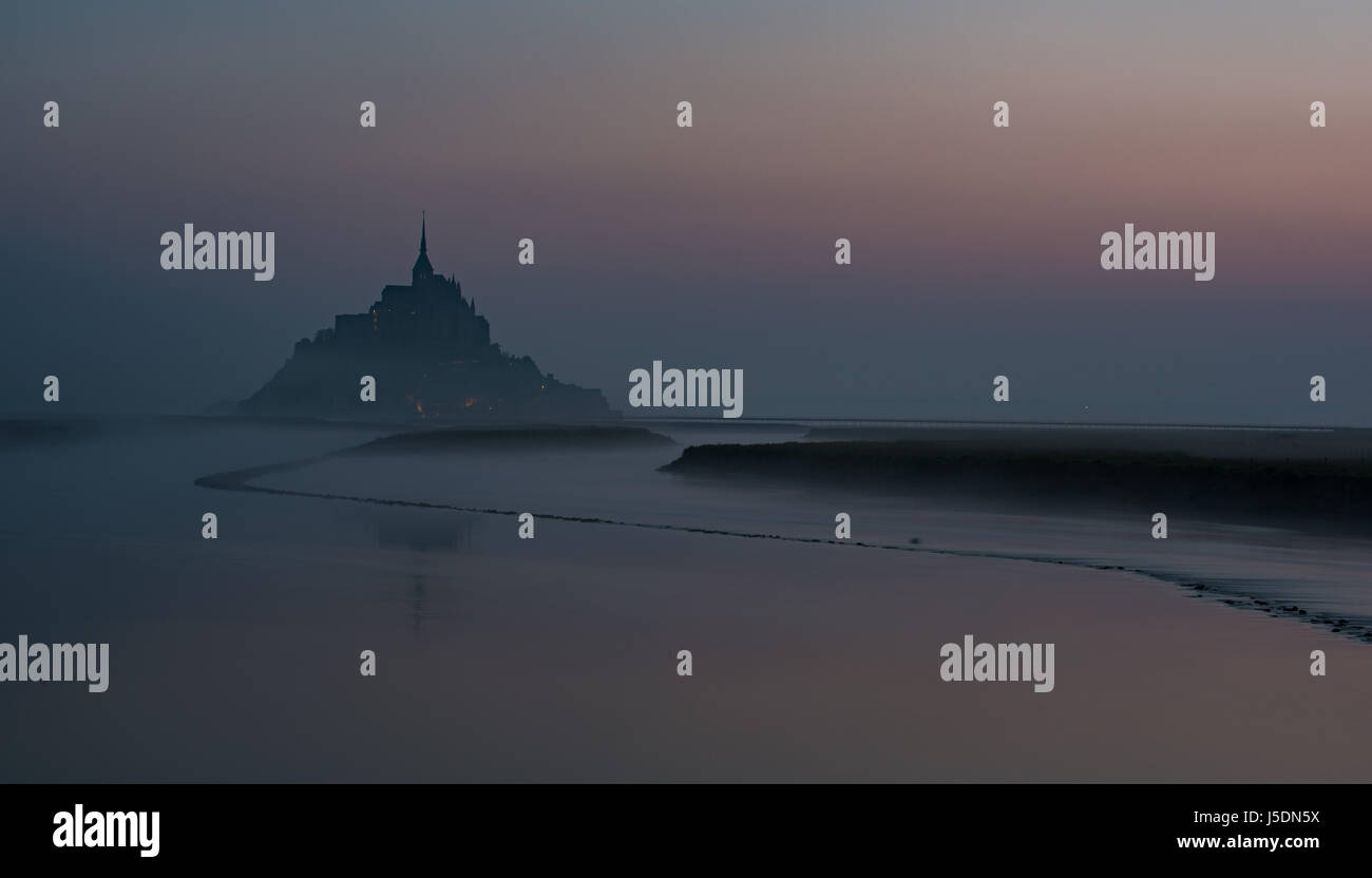 Mont Saint Michel Sonnenaufgang Dawn Couesnon Fluss landschaftlich Seelandschaft Abtei atmosphärischen düsteren sich windender Fluss Bucht von Mont St. Michel Stockfoto