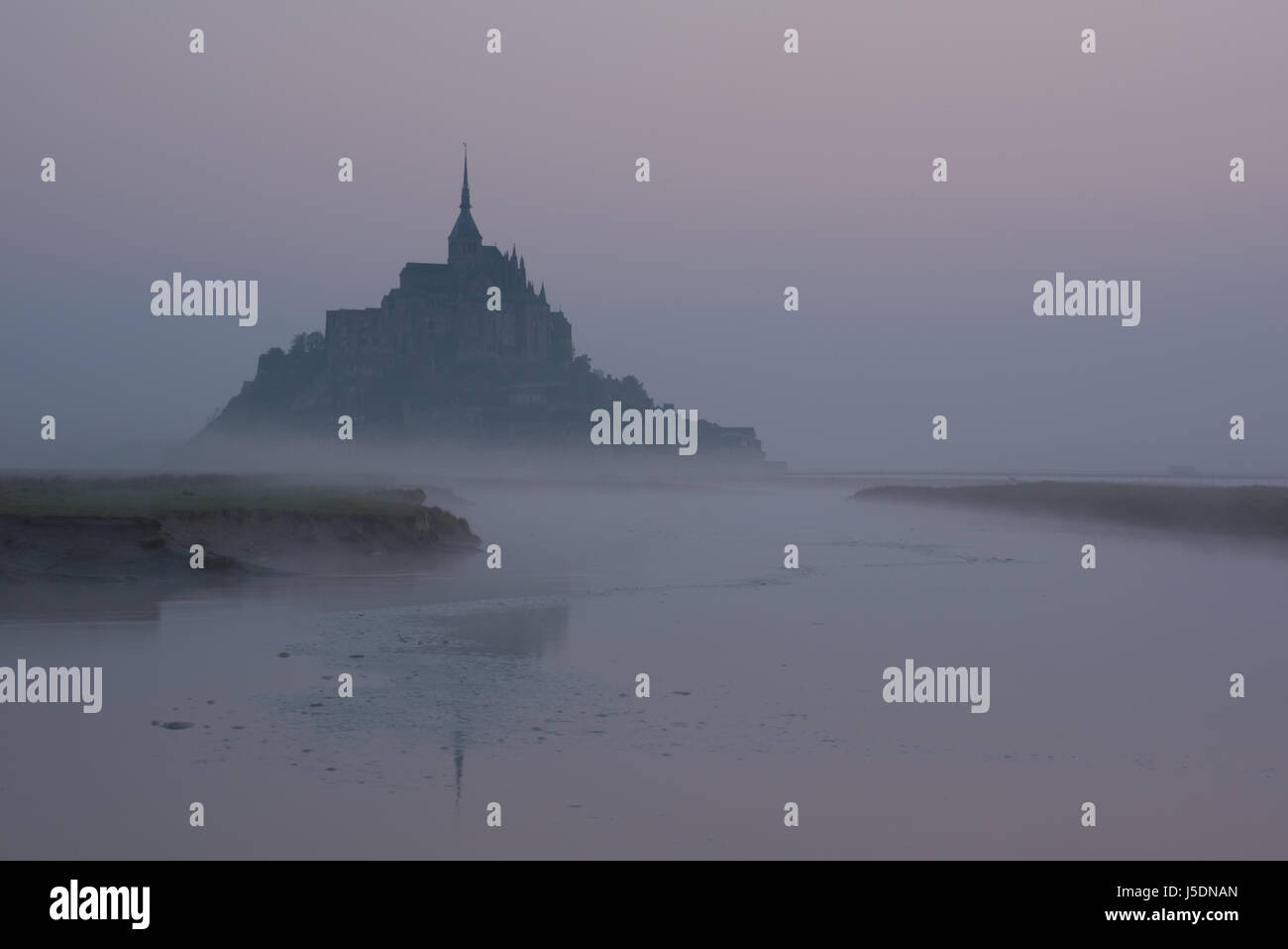 Mont Saint Michel Sonnenaufgang Dawn Couesnon Fluss landschaftlich Seelandschaft Abtei atmosphärischen düsteren sich windender Fluss Bucht von Mont St. Michel Stockfoto