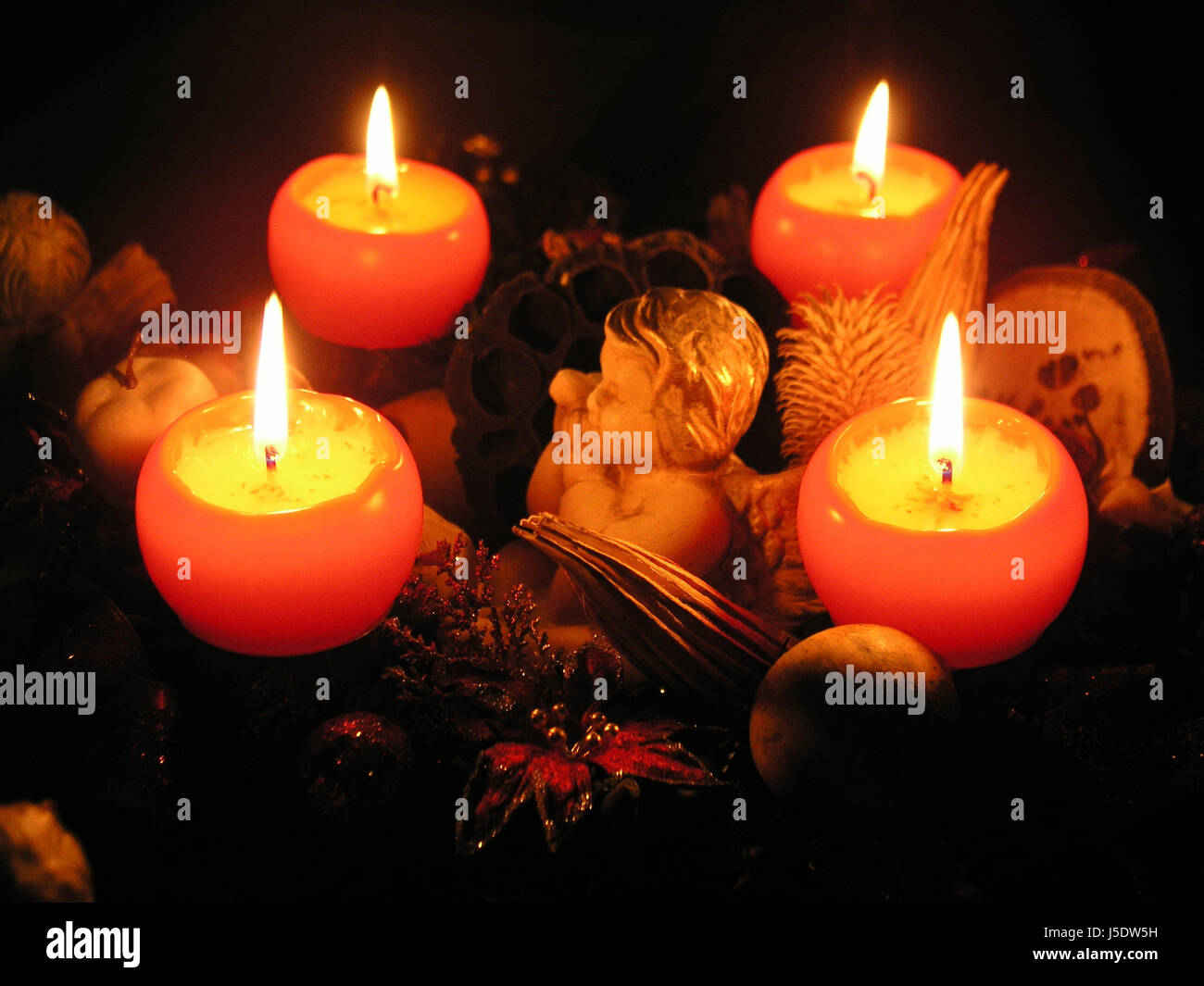 eng anliegende Kerze Advent Engel Engel Kerzen Advent Kranz Rosenkranz  Kerzenlicht Stockfotografie - Alamy
