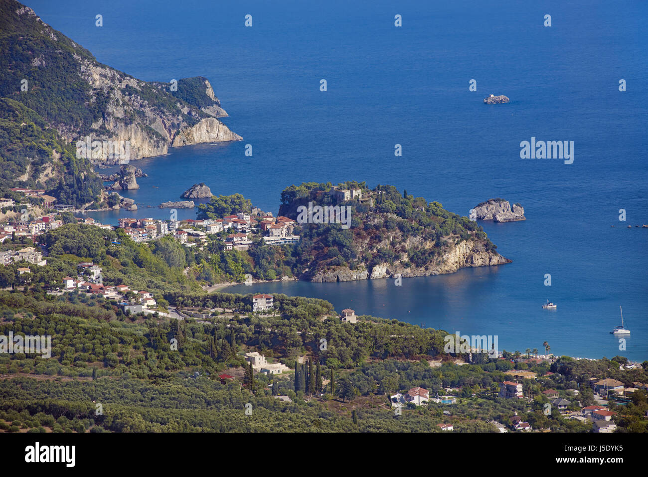 Panoramablick auf Pargas Küste von Agias Burg, in der Region Epirus, Westgriechenland Stockfoto