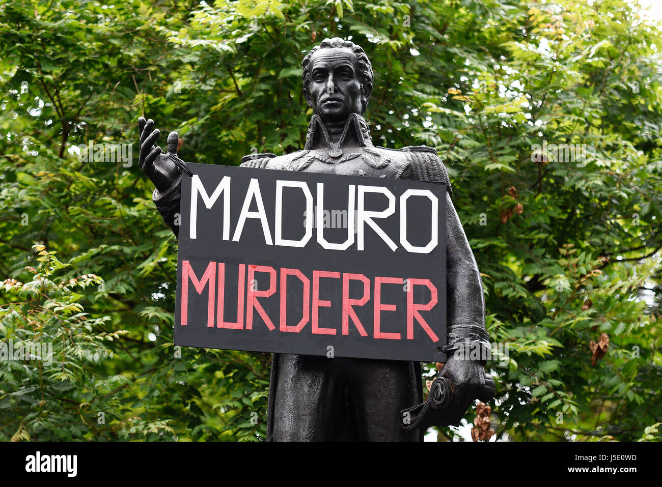 Ein Demo-Protest gegen venezolanischer Diktator Nicolas Maduro fand rund um die Statue von Simon Bolivar in Belgrave Square, London Stockfoto