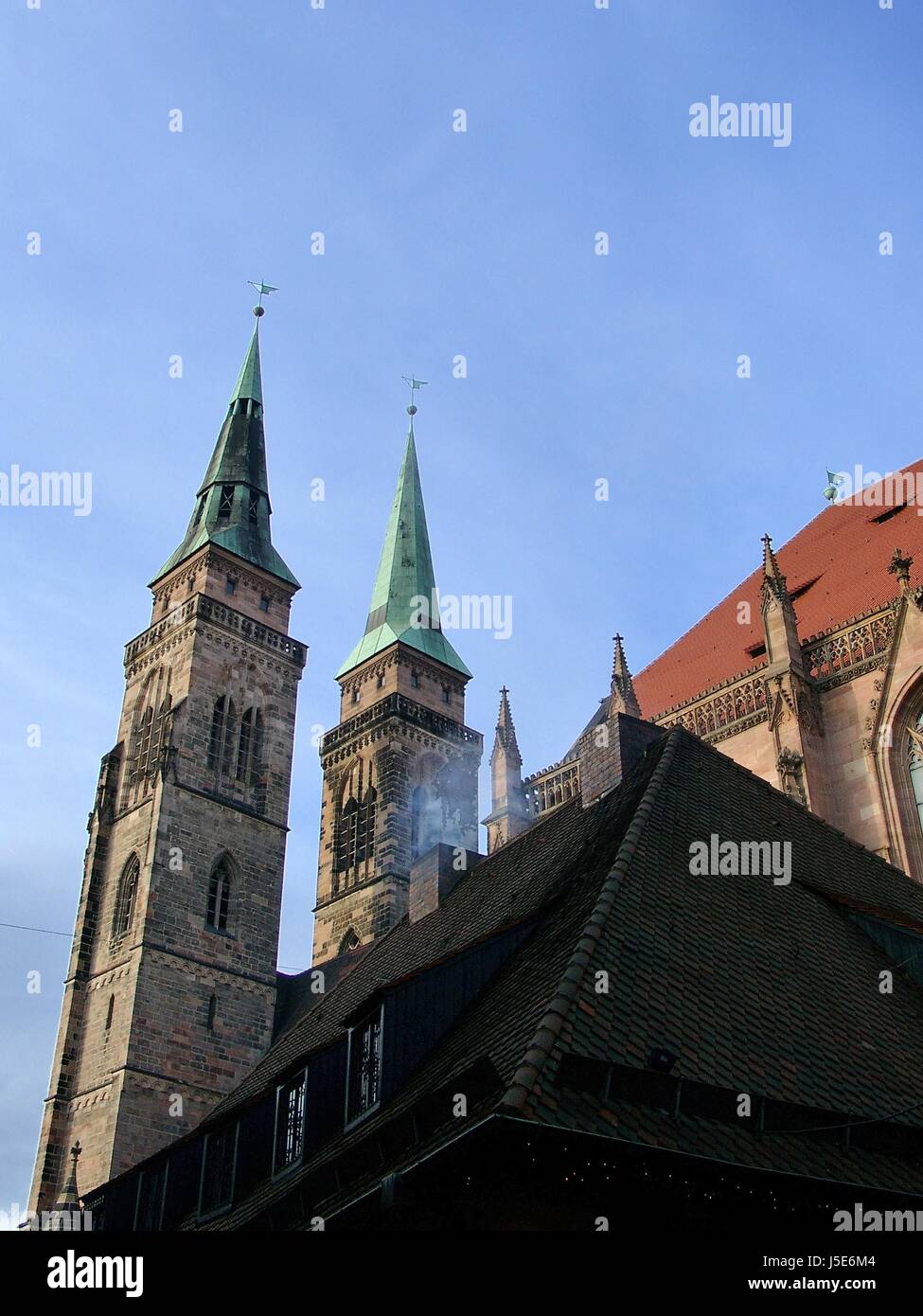 Rauch Rauchen Zigaretten Rauch Kirche Denkmal alte Stadt Touristen Kunsttouristen Stockfoto