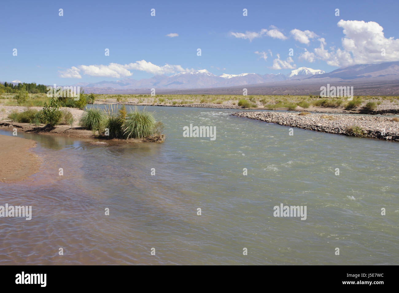 Fluss und die Berge in Barreal, Provinz Mendoza, Argentinien Stockfoto