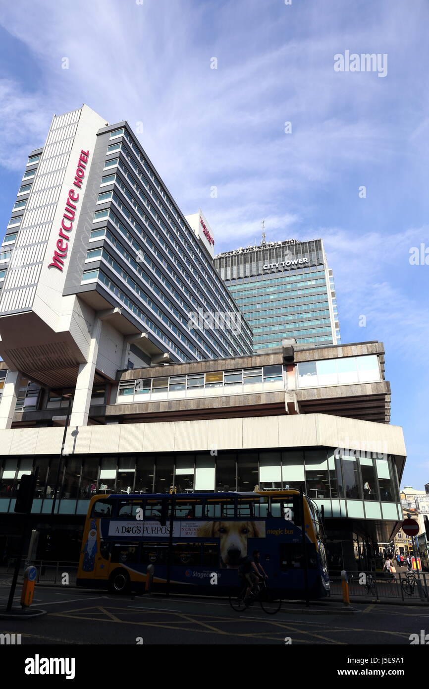 Mercure Hotel und die hohe Konstruktion des City Tower im Stadtzentrum von Manchester, UK. Stockfoto