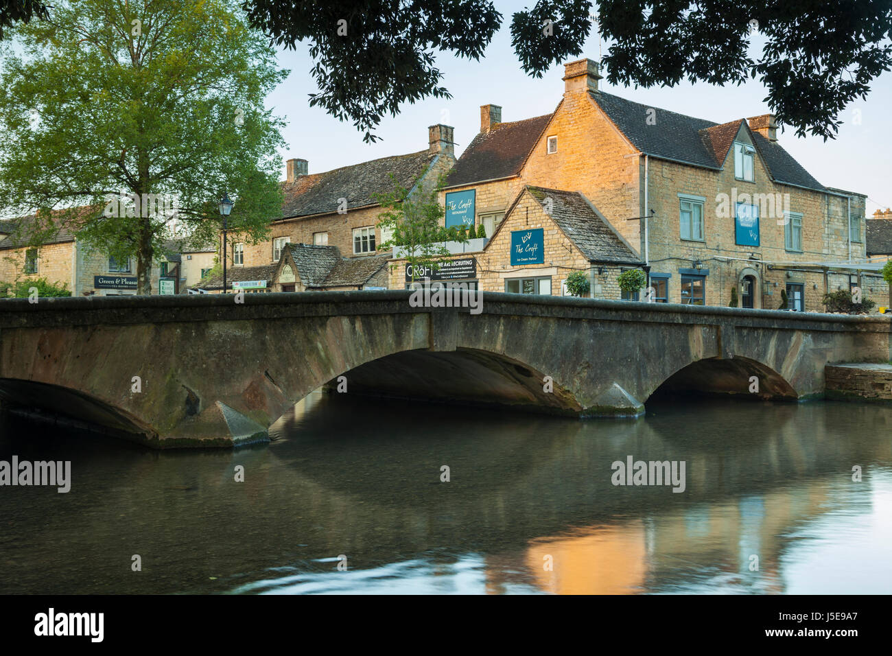 Frühling-Sonnenaufgang in der Cotswold Dorf von Bourton-on-the-Water, Gloucestershire, England. Stockfoto