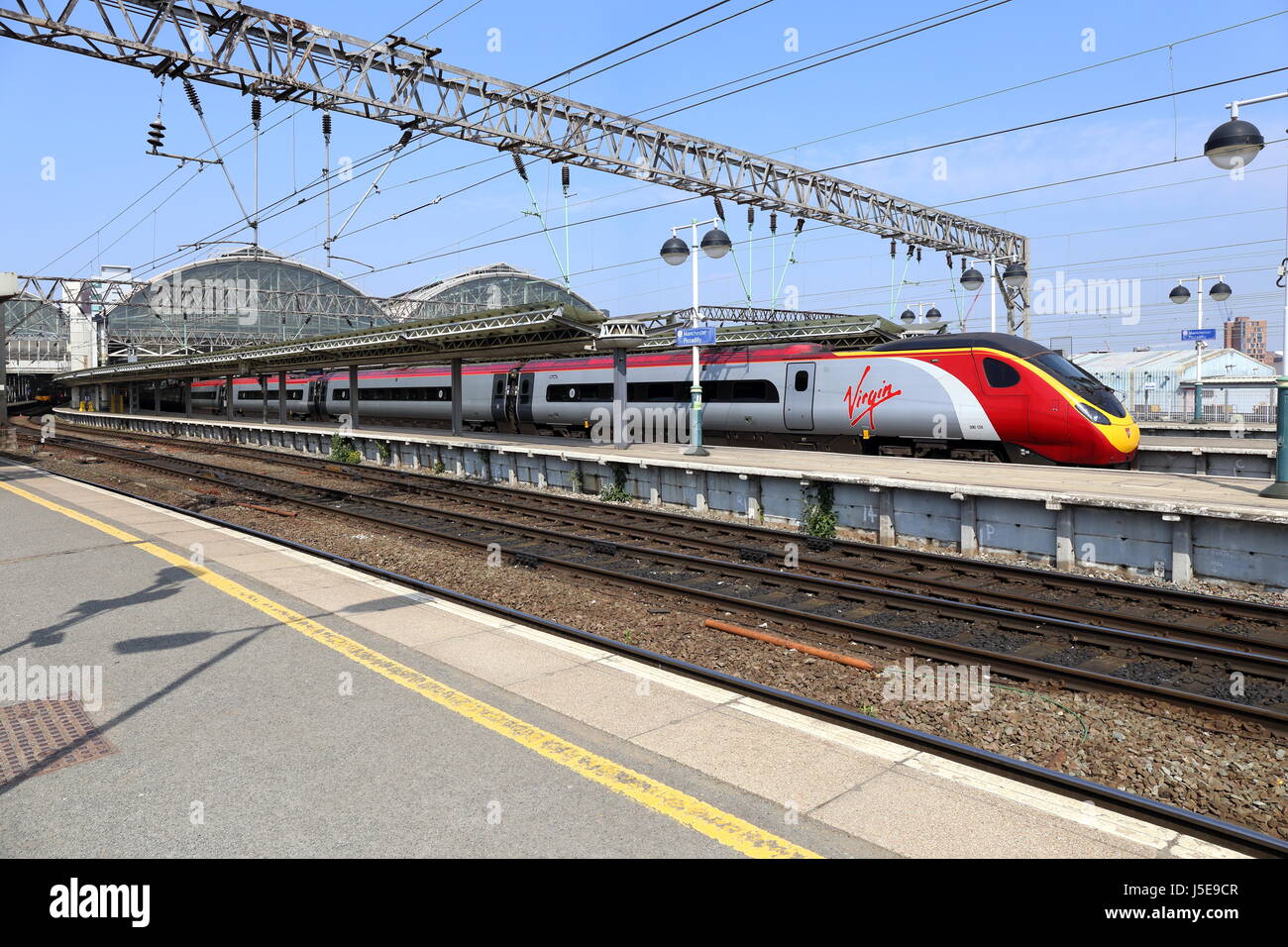 Virgin Rail Intercity Bahnhof Manchester Piccadilly Station. Stockfoto