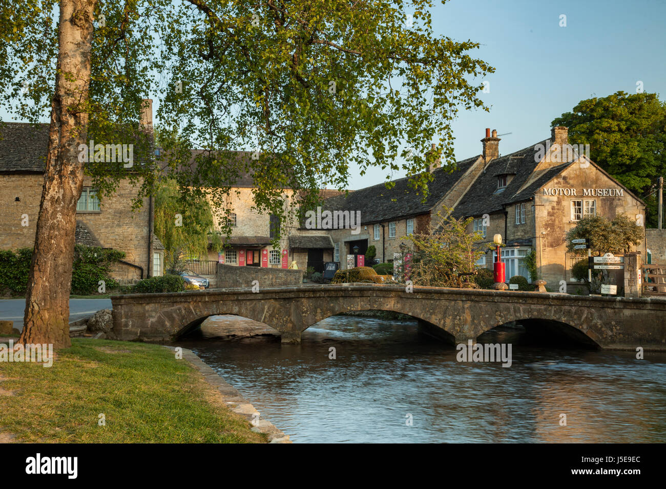 Sonnenaufgang in den Cotswold Dorf von Bourton-on-the-Water, Gloucestershire, England. Stockfoto