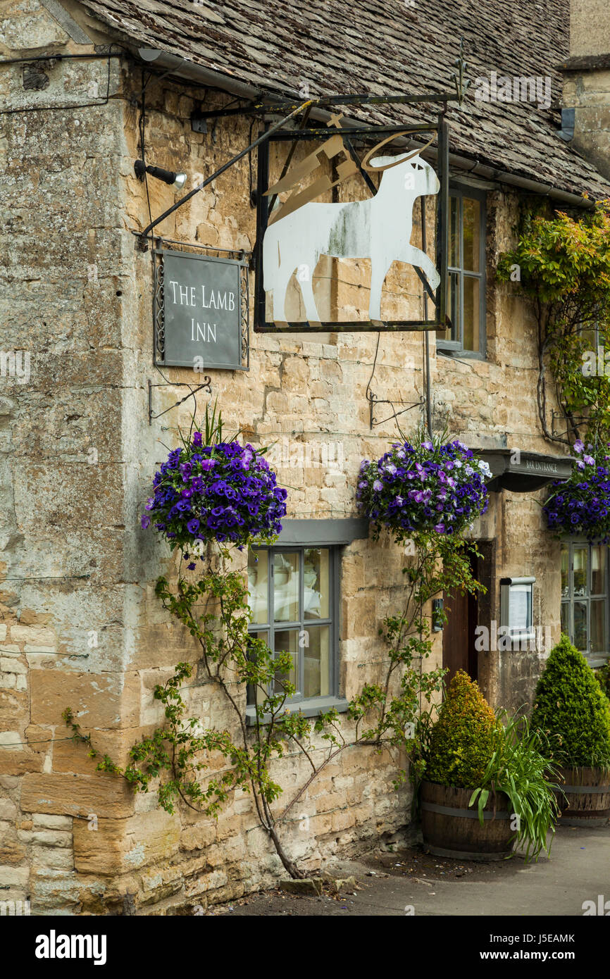 Das Lamb Inn in Witney, Oxfordshire, England. Die Cotswolds. Stockfoto