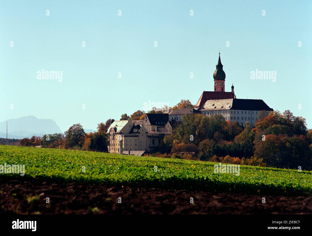 berühmte historische Kirche Feld Alpen herbstlichen Bayern Felder ein Reise-Ziel-Bier Stockfoto