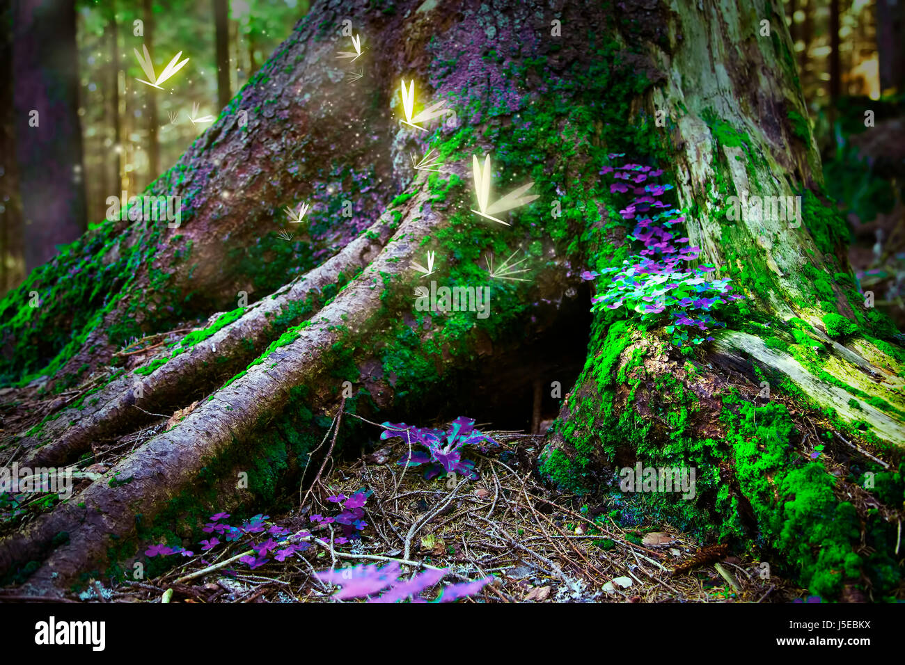 Surreale verwunschenen Zauberwald mit Glühwürmchen Stockfoto