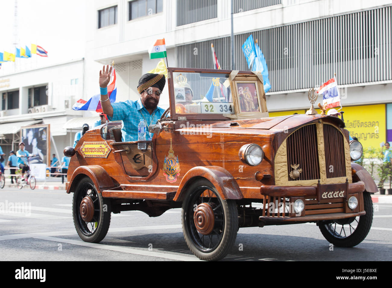 BANGKOK THAILAND: AUGUST16: Thai - Inder alten klassischen Auto gemacht aus Holz in Bangkok Thailand auf august16, 2015 Stockfoto