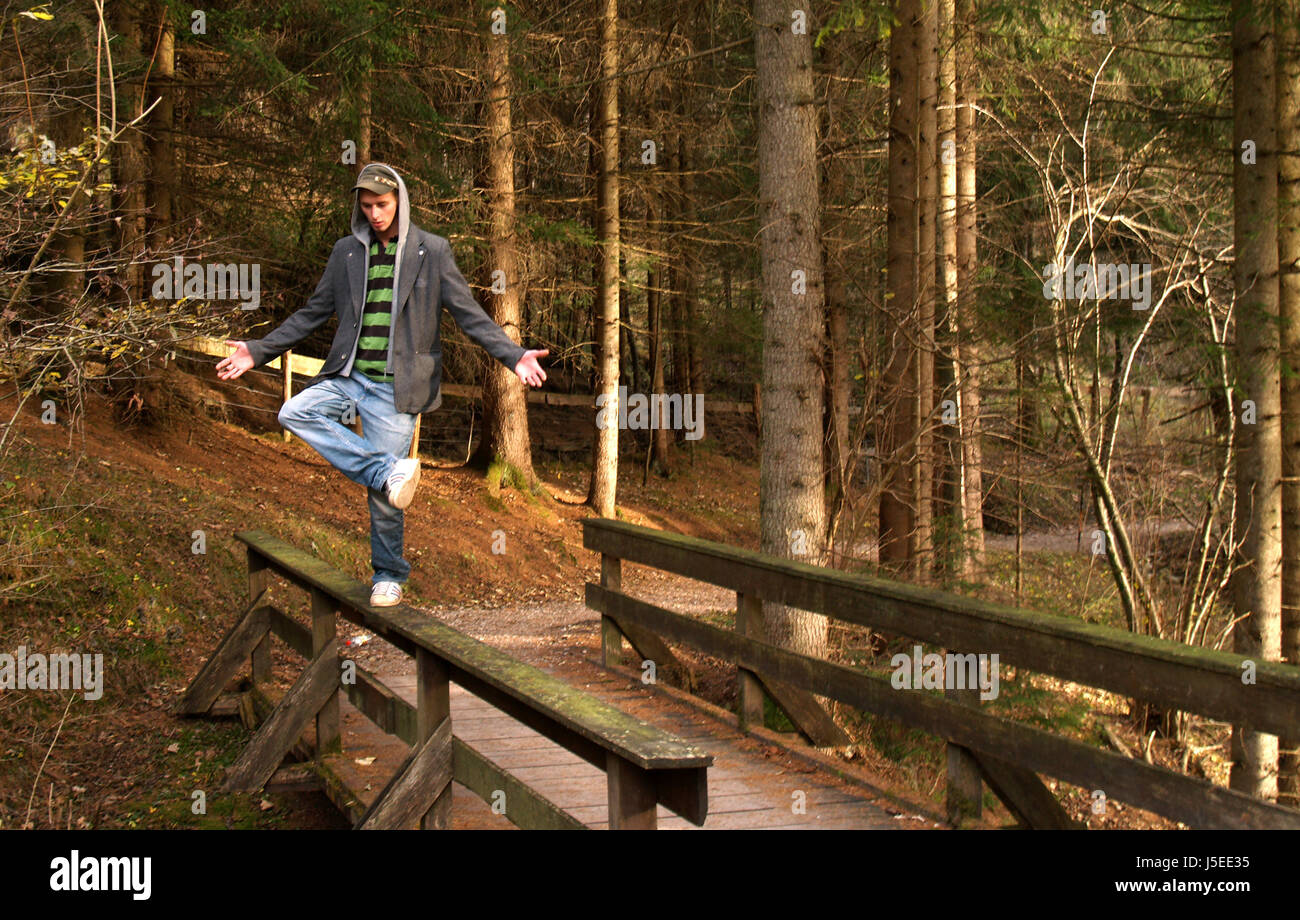 Kerl Entspannung Brücke männlich männlich entspannt stellt Stimmung Radio stille Ruhe Stockfoto