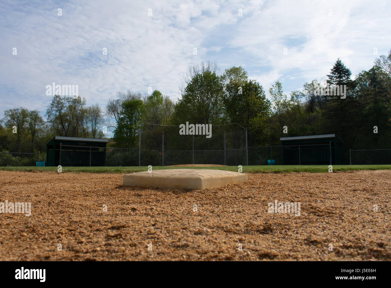 Eine staubige zweites Standbein ist das Zentrum dieses Baseball Feld Foto. Stockfoto