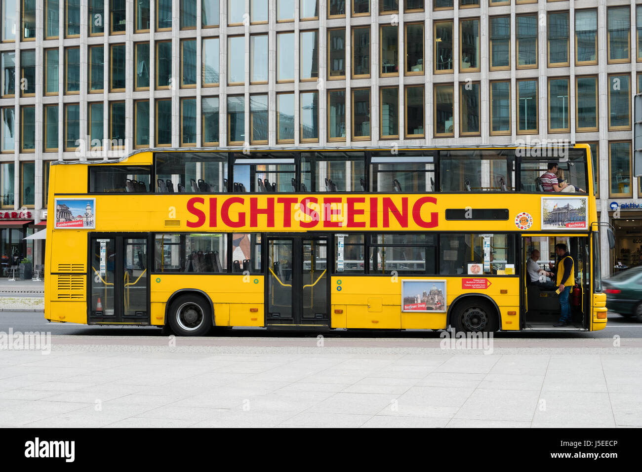 Berlin, Deutschland - 16. Mai 2017: ein Sightseeing-Bus von der "gelben Linie" am Potsdamer Platz in Berlin, Deutschland. Stockfoto