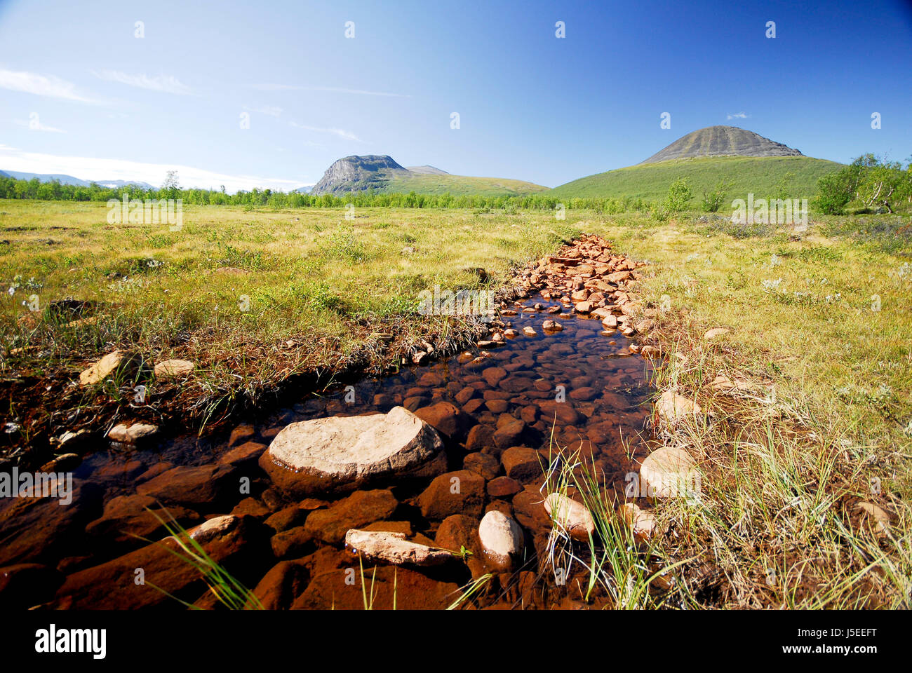 Berge breite Schweden Stream Weitsicht Norden Lapplands Schaubudenbesitzers Stockfoto