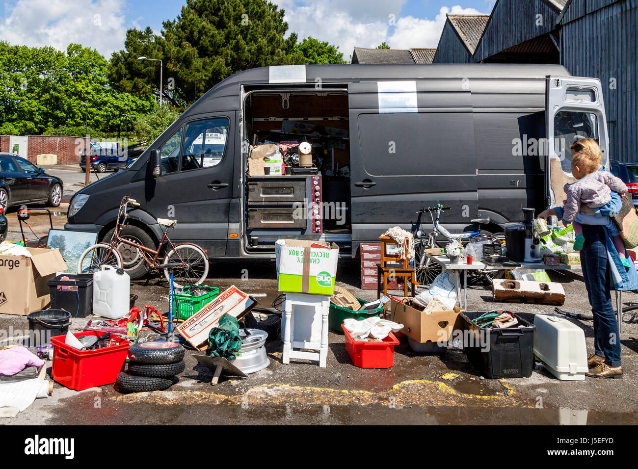 Mutter und Kind stöbern auf einem Flohmarkt, Lewes, East Sussex, UK Stockfoto