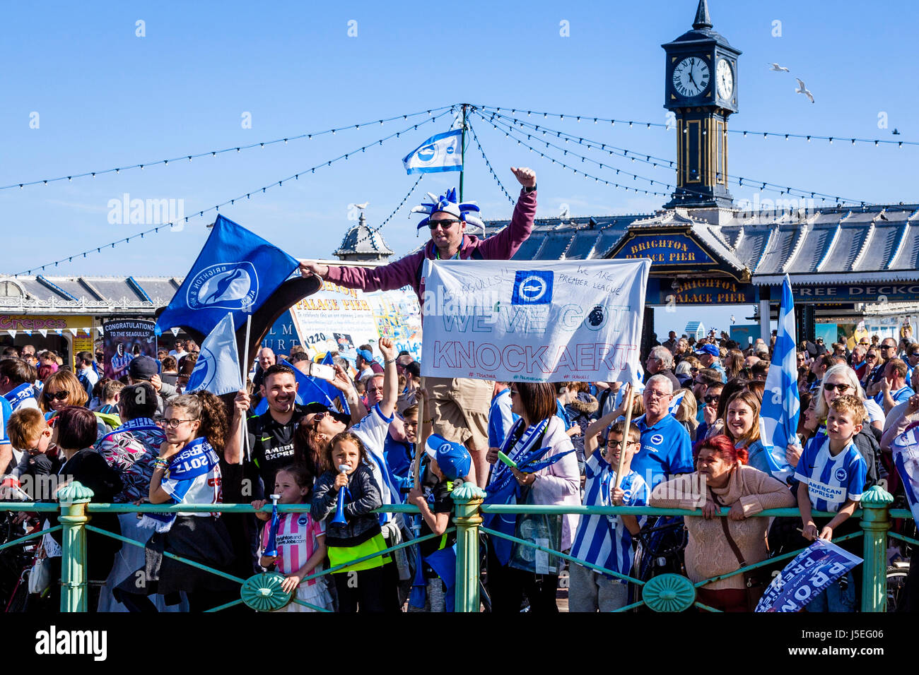 Fußball-Fans von Brighton und Hove Albion Jubel das Team bei der Club Promotion Parade, Brighton, Sussex, UK Stockfoto