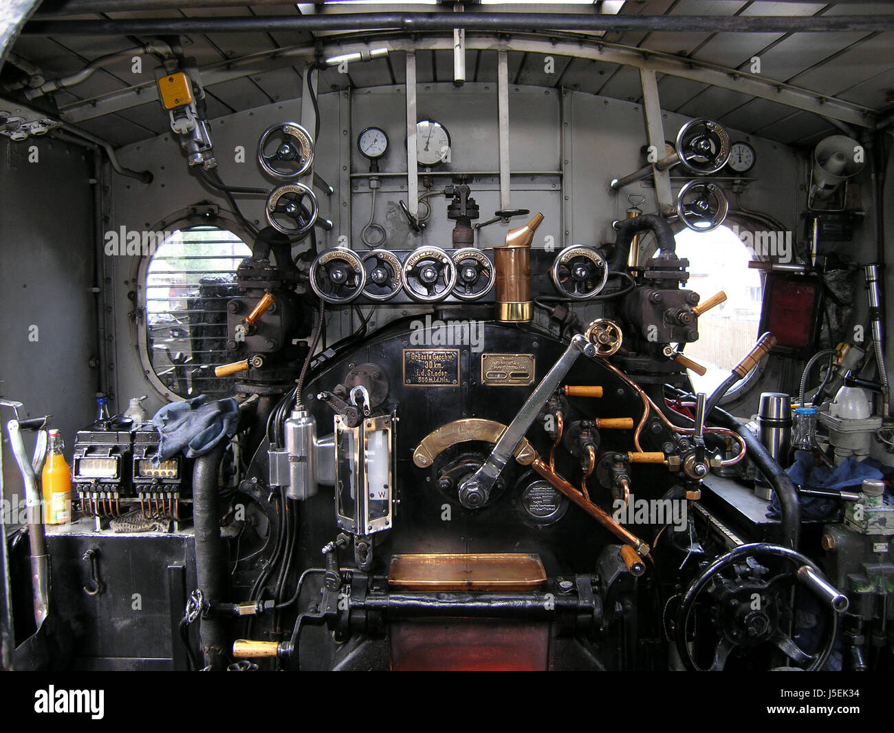 Dampfzug Lok Cockpit Rauch Rauchen Zigaretten Rauch Eisenbahn Lokomotive Stockfoto