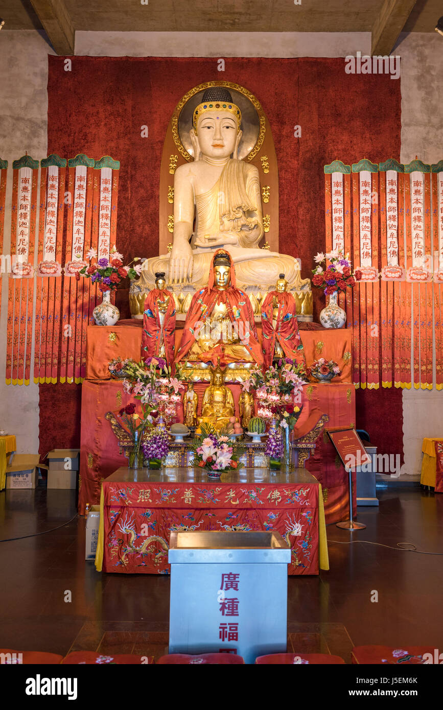 Schrein und Buddha-Statue im Jing'An buddhistischen Tempel in Shanghai, China Stockfoto