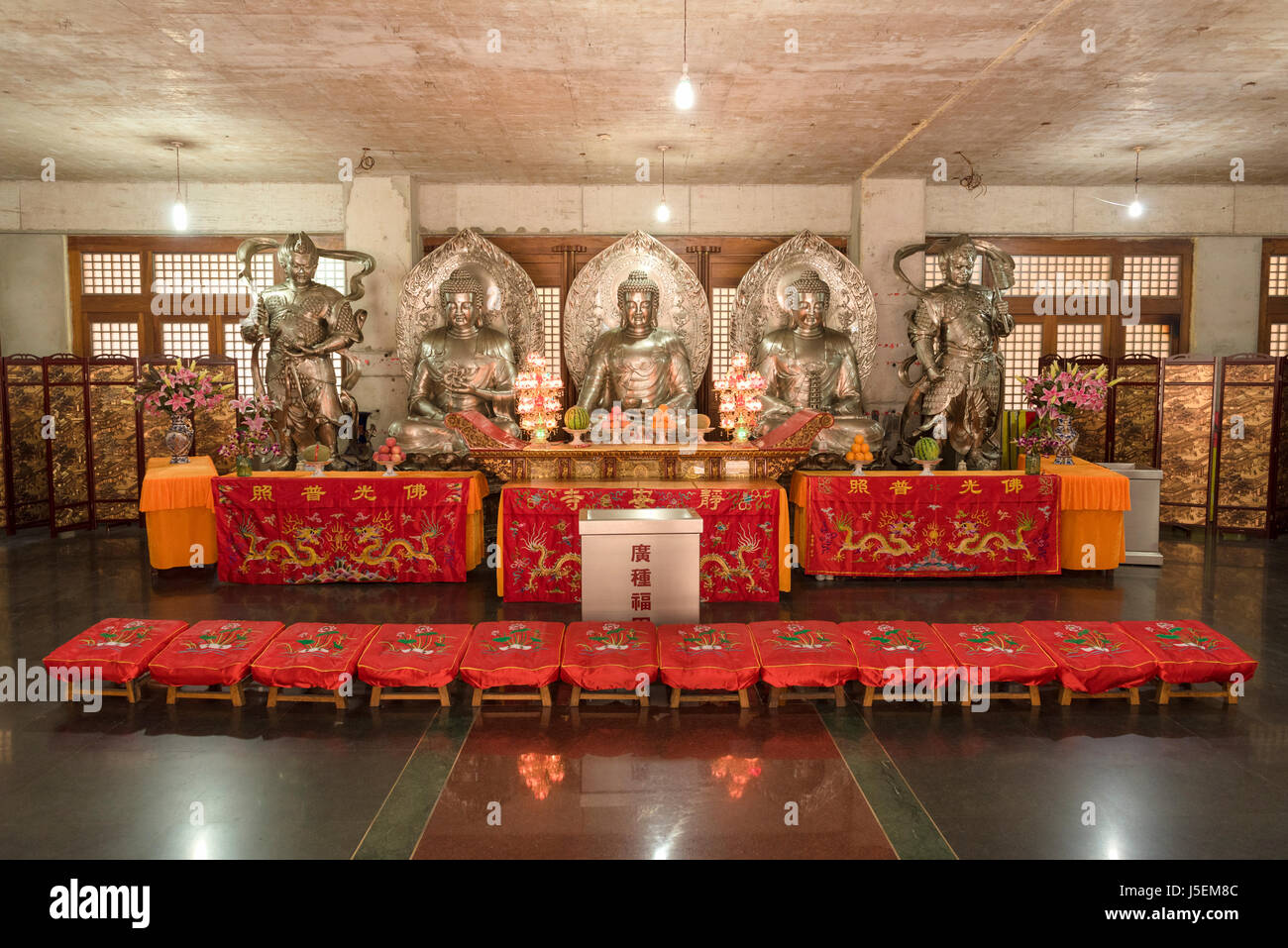 Schrein und Buddha-Statue im Jing'An buddhistischen Tempel in Shanghai, China Stockfoto