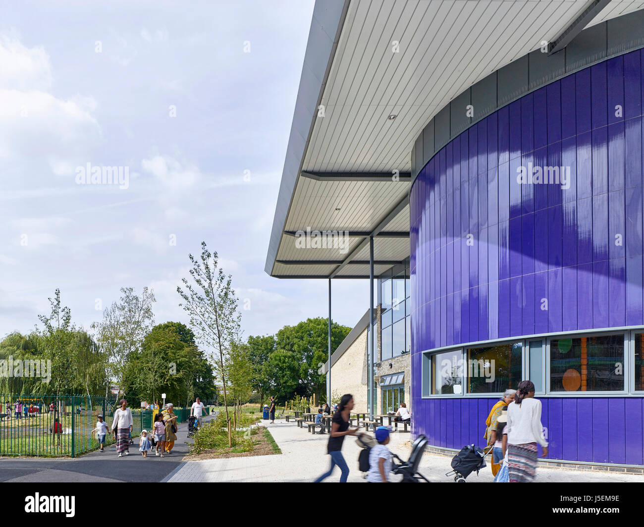 Eingangsbereich und den Park. Heston Freizeitanlage, Hounslow, Vereinigtes Königreich. Architekt: Studio E LLP, 2016. Stockfoto