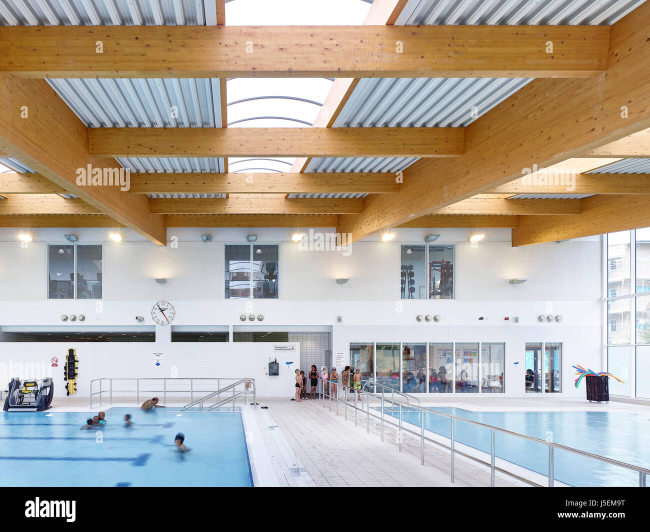 Swimming Pool. Heston Freizeitzentrum, Hounslow, Vereinigtes Königreich. Architekt: Studio E LLP, 2016. Stockfoto