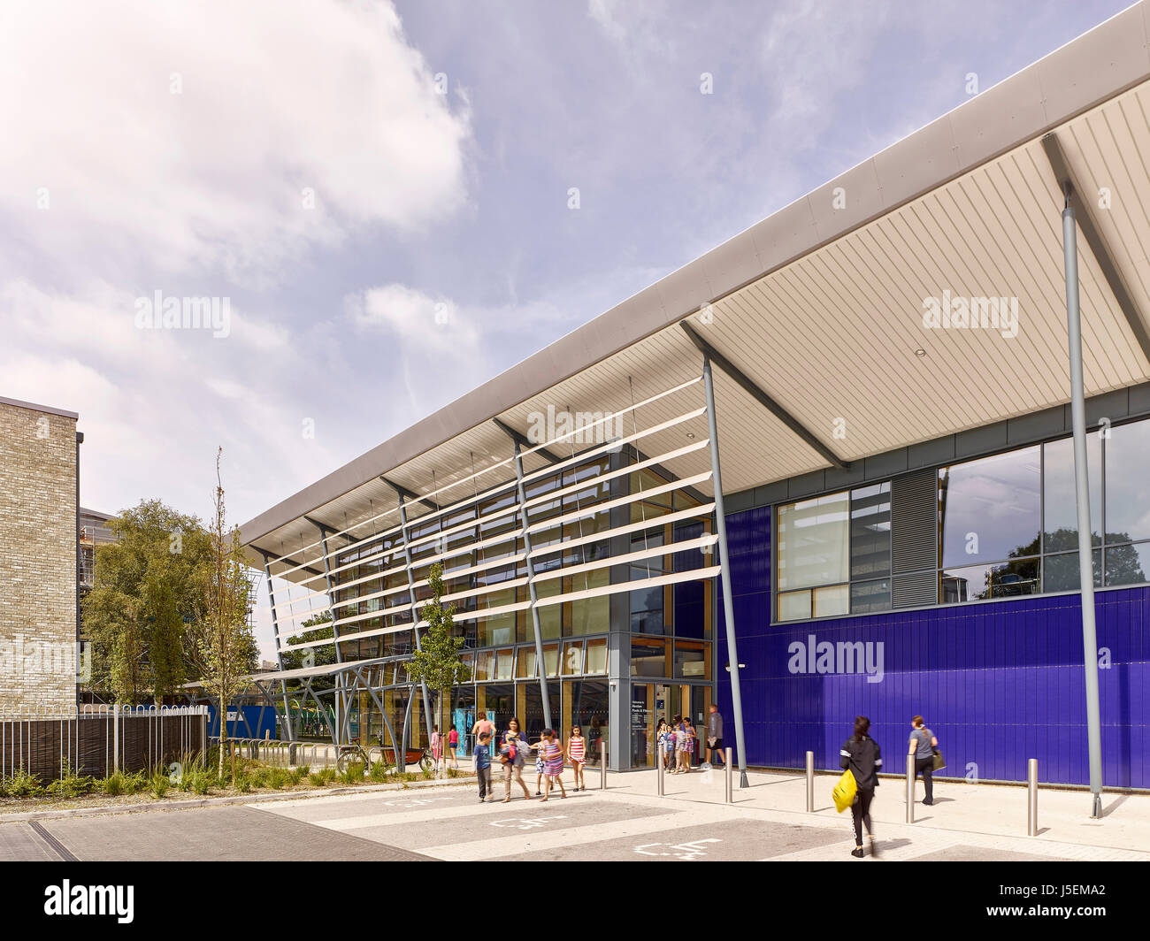 Eingang. Heston Freizeitzentrum, Hounslow, Vereinigtes Königreich. Architekt: Studio E LLP, 2016. Stockfoto