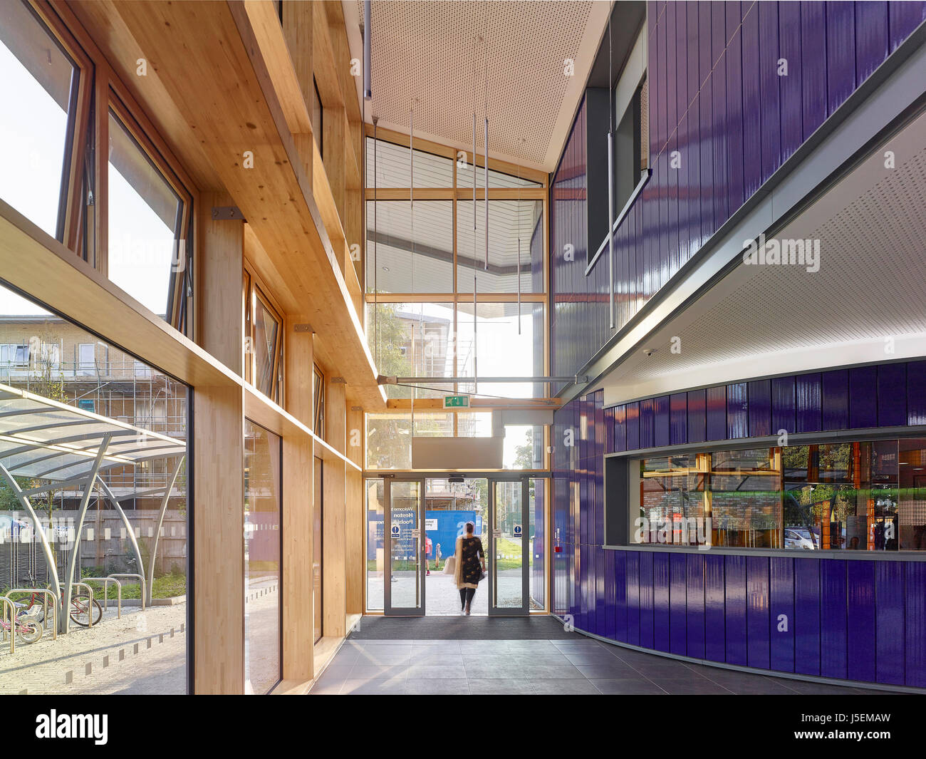 Die Lobby. Heston Freizeitzentrum, Hounslow, Vereinigtes Königreich. Architekt: Studio E LLP, 2016. Stockfoto