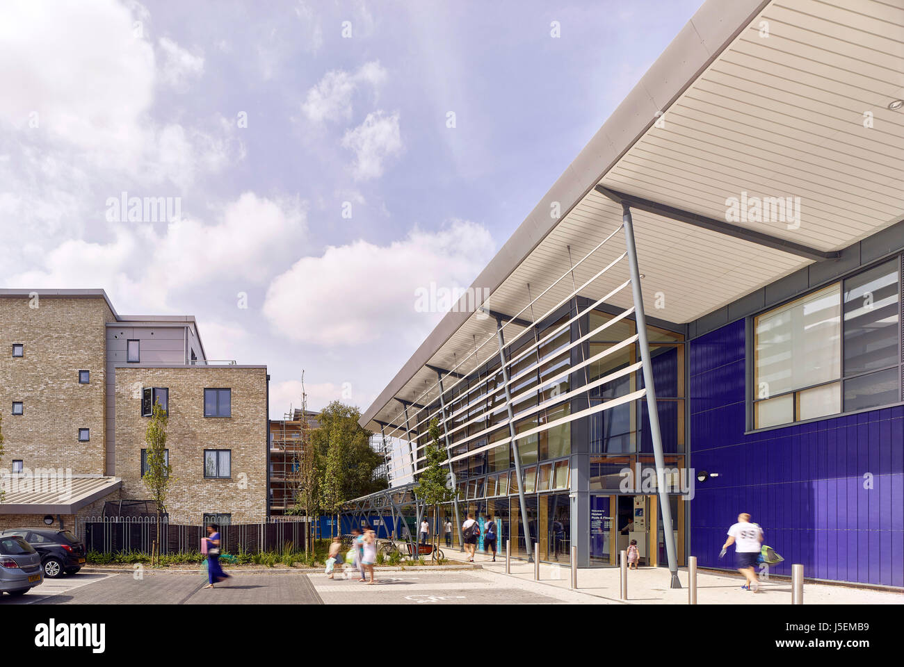 Eingang. Heston Freizeitzentrum, Hounslow, Vereinigtes Königreich. Architekt: Studio E LLP, 2016. Stockfoto
