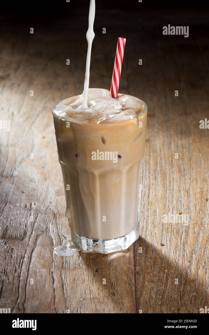 Glas aus Eis Kaffee auf einem rustikalen Holztisch. Stockfoto