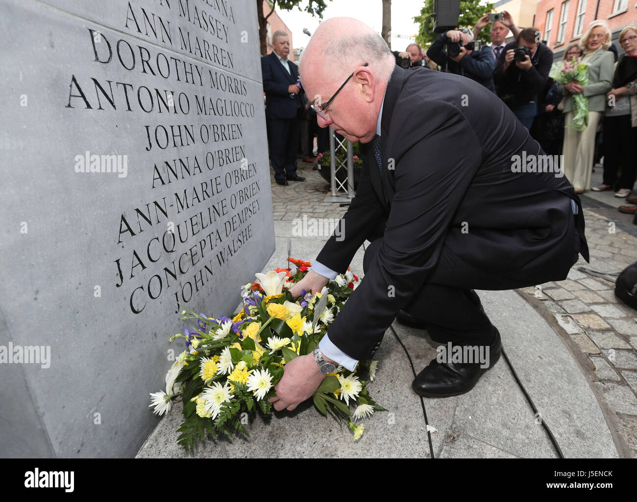 Minister für auswärtige Angelegenheiten Charlie Flanagan legt einen Kranz nieder während einer Gedenkfeier in Dublins Talbot Street zum Jahrestag der Anschläge in Dublin und Monaghan am 17. Mai 1974. Stockfoto