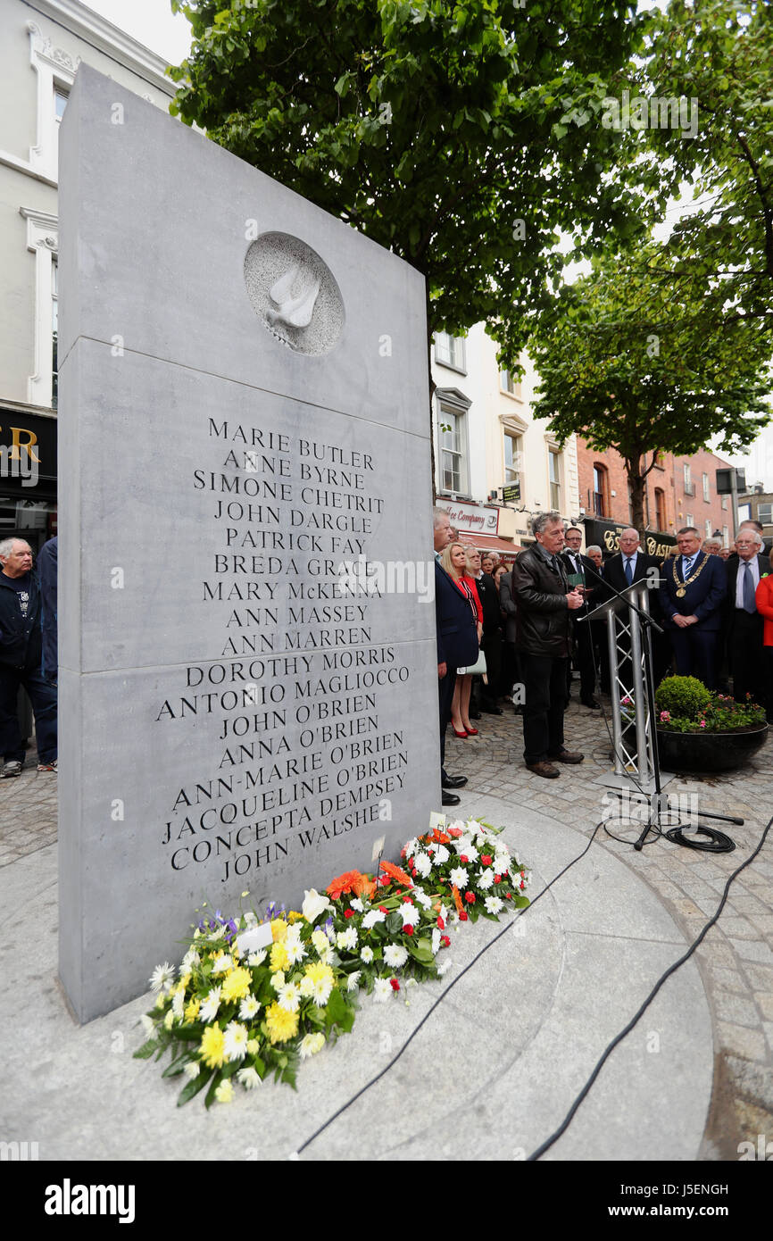 Denis Bradley anlässlich einer Gedenkfeier in Dublins Talbot Street zum Jahrestag der Anschläge in Dublin und Monaghan am 17. Mai 1974. Stockfoto