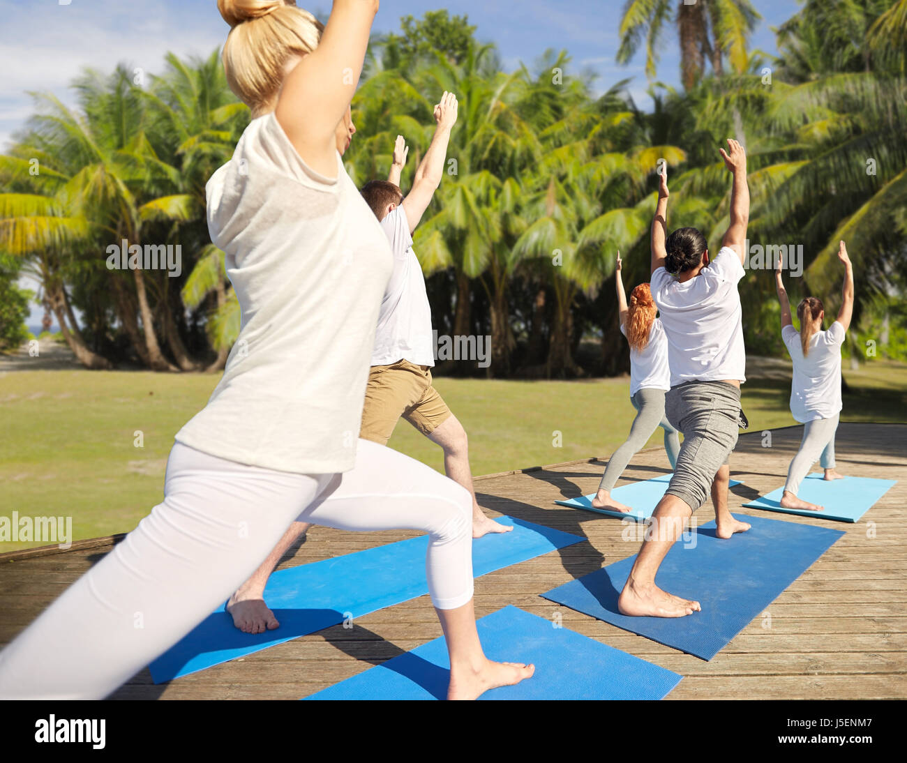 Gruppe von Menschen, die Yoga-Übungen im freien Stockfoto