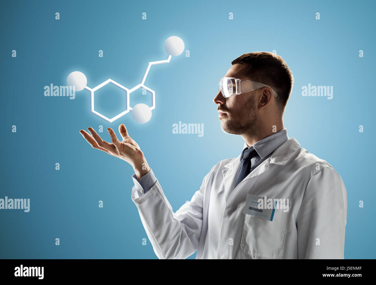 Wissenschaftler in Schutzbrille mit Molekulare Formel Stockfoto