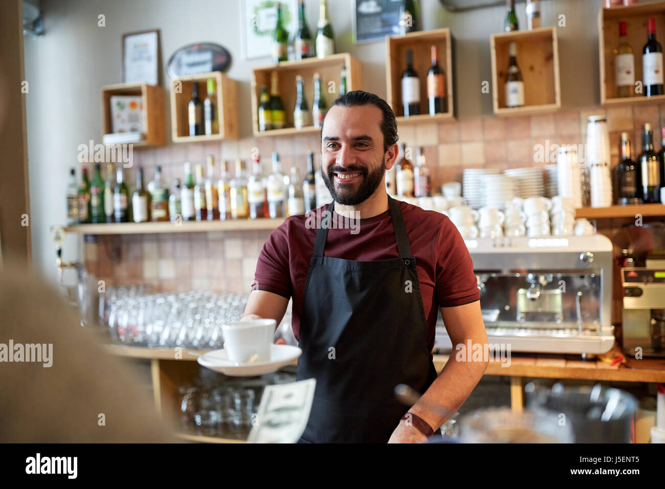 Mann oder Kellner servieren Kunden im Coffee shop Stockfoto