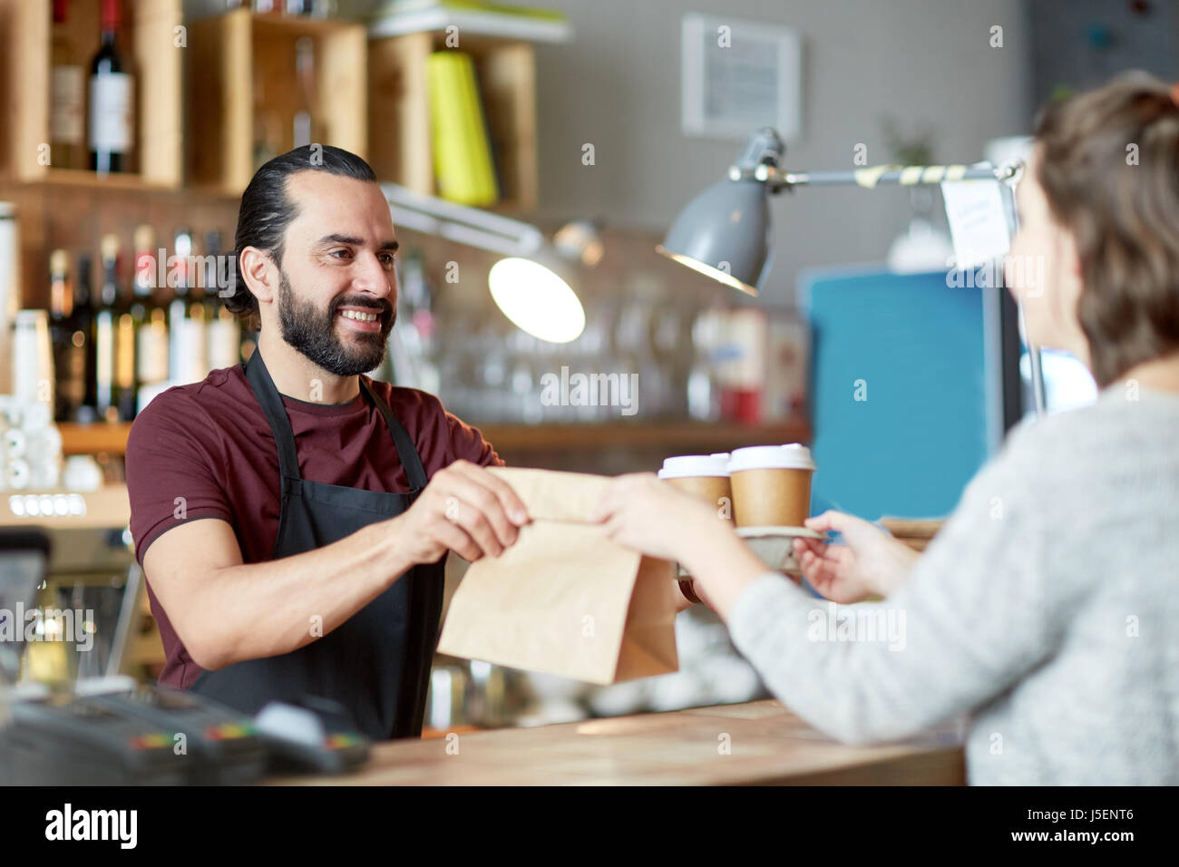 Mann oder Kellner servieren Kunden im Coffee shop Stockfoto