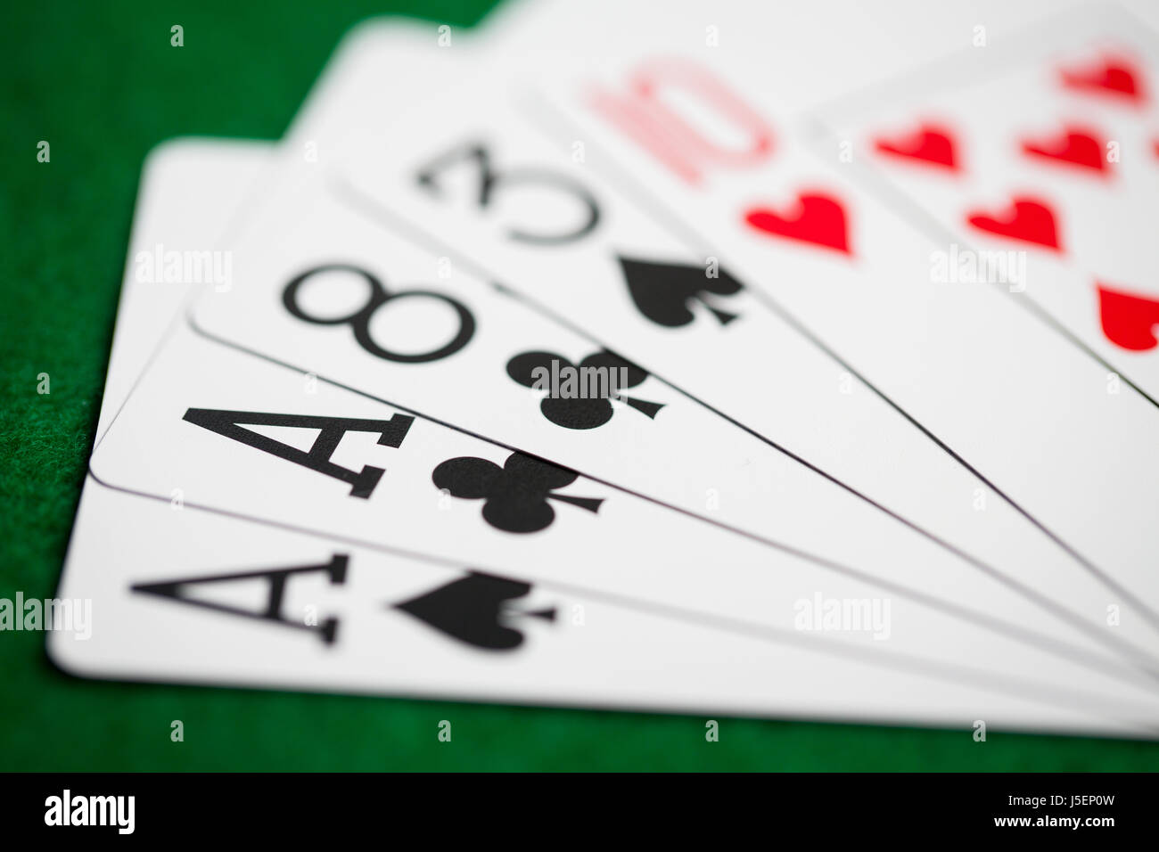 Pokerhand von Spielkarten auf grüne Casino Tuch Stockfoto